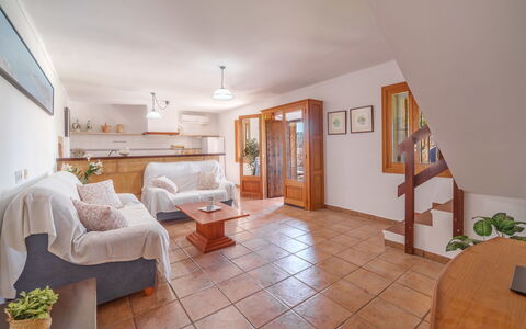 Es Palmer des Trenc: Meubles, Sol, Design Intérieur, Sol, Canapé, Bois, Plafond, Salon, Pièce, Table