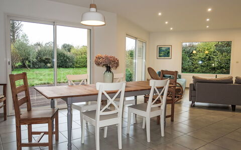 Villa la Clarté: Meubles, Chaise, Mobilier De Jardin, Table Cuisine Et Salle A Manger, Verre, Balcon, Ombre, Tableau De Plein Air, Table Basse, Aluminium