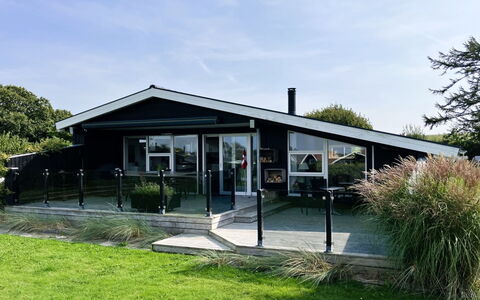Carlene - 350M from the Sea: Toit, Maison, Domicile, Chalet, Porche, Porte, Biens, Ombre, Siding, Cour