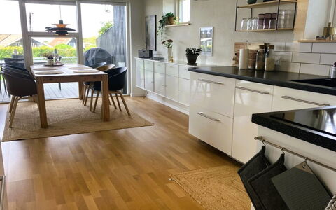 Carlene - 350M from the Sea: Meubles, Sol, Parquet, Cuisine, Sol, Comptoir, Appareil De Cuisine, Design Intérieur, Cabinetry, Bois