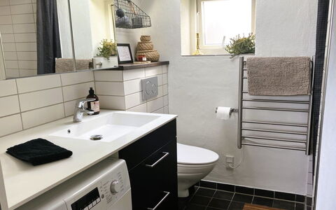 Carlene - 350M from the Sea: Sol, Design Intérieur, Sol, Luminaire Plomberie, Salle De Bains, Toilette, Évier, Armoire De Toilette, Plomberie, Tuile