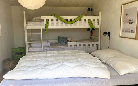 Carlene - 350M from the Sea: Lit, Meubles, Literie, Chambre, Drap De Lit, Bois, Linge, Design Intérieur, Lit Superposé, Sol