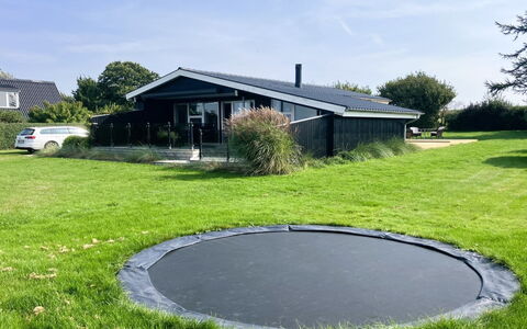 Carlene - 350M from the Sea: Herbe, Trampoline, Trampolining - Materiel Et Fournitures, Pelouse, Jardin, Cour, Ombre, Trampolining, Arrière-Cour, Parc