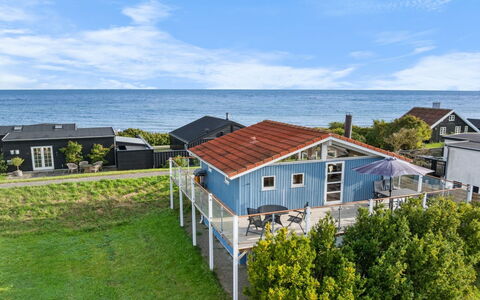 Engelbertine - 30M from the Sea: Maison, Toit, Domicile, Chalet, Arbuste, Couverture De Sol, Biens, Ferme, Siding, Batiments Jardin