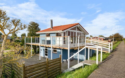 Engelbertine - 30M from the Sea: Maison, Toit, Domicile, Chalet, Arbuste, Couverture De Sol, Biens, Ferme, Siding, Batiments Jardin