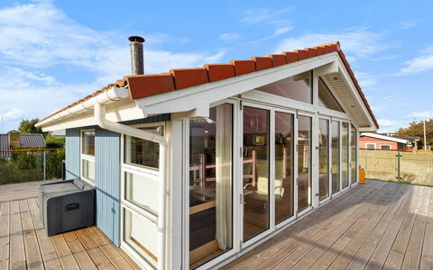 Engelbertine - 30M from the Sea: Maison, Toit, Domicile, Chalet, Arbuste, Couverture De Sol, Biens, Ferme, Siding, Batiments Jardin