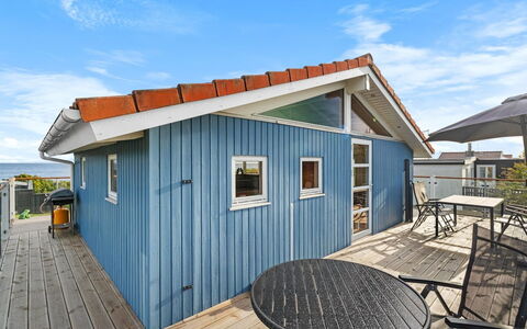 Engelbertine - 30M from the Sea: Maison, Toit, Domicile, Chalet, Arbuste, Couverture De Sol, Biens, Ferme, Siding, Batiments Jardin
