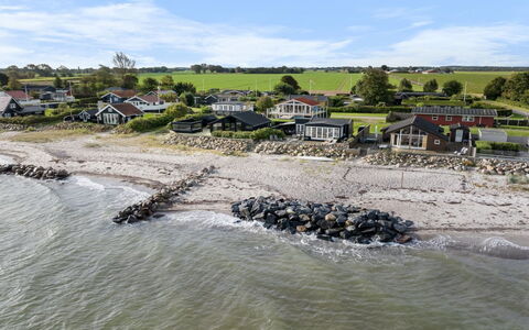 Engelbertine - 30M from the Sea: Maison, Toit, Domicile, Chalet, Arbuste, Couverture De Sol, Biens, Ferme, Siding, Batiments Jardin