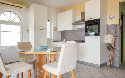 Alma: Meubles, Design Intérieur, Sol, Sol, Bois, Chaise, Plafond, Pièce, Cuisine, Éclairage