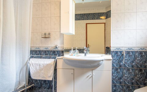 Alma: Luminaire Plomberie, Évier, Lavabo, Sol, Design Intérieur, Salle De Bains, Sol, Robinet, Armoire De Toilette, Plomberie