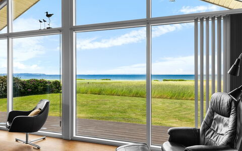 Drusilla - 140M from the Sea: Maison, Toit, Domicile, Chalet, Arbuste, Couverture De Sol, Biens, Ferme, Siding, Batiments Jardin