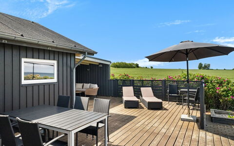 Drusilla - 140M from the Sea: Maison, Toit, Domicile, Chalet, Arbuste, Couverture De Sol, Biens, Ferme, Siding, Batiments Jardin