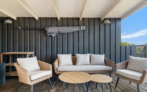 Drusilla - 140M from the Sea: Maison, Toit, Domicile, Chalet, Arbuste, Couverture De Sol, Biens, Ferme, Siding, Batiments Jardin