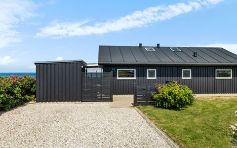 Drusilla - 140M from the Sea: Maison, Toit, Domicile, Chalet, Arbuste, Couverture De Sol, Biens, Ferme, Siding, Batiments Jardin