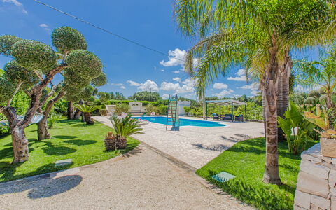 Trullo Poggio Con Piscina: Bleu, Jardin, Ombre, Loisir, Aménagement Paysager, Tropiques, Passerelle, Eco Hôtel