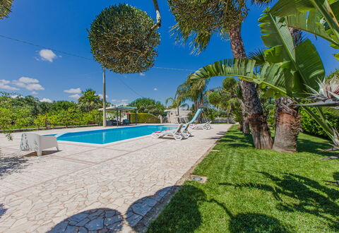 Trullo Poggio Con Piscina: Bleu, Arbre, Ombre, Recours, Piscine, Aménagement Paysager, Eco Hôtel, Biens, Hacienda