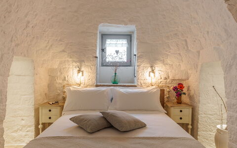 Masseria Le Monache: Plafond, Luminaire, Chambre, Lit, Lampe, Oreiller, Literie, Hôtel, Throw Pillow