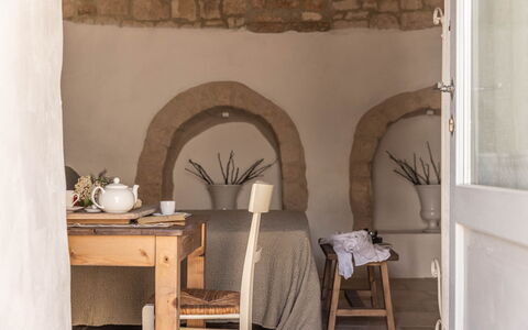 Masseria Le Monache: Meubles, Design Intérieur, Pièce, Chaise, Matériau Naturel, Linge, Tache De Bois, Dur, Plante D'Appartement, Oreiller