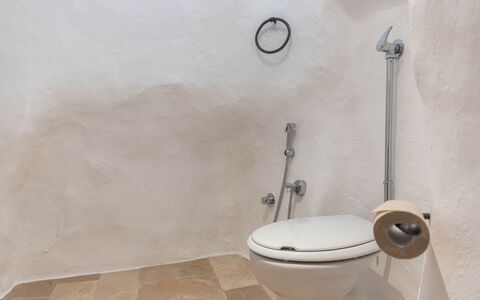 Masseria Le Monache: Luminaire Plomberie, Siège De Toilette, Plomberie, Toilette, Salle De Bains, Céramique, Bidet, Tuile, Plâtre