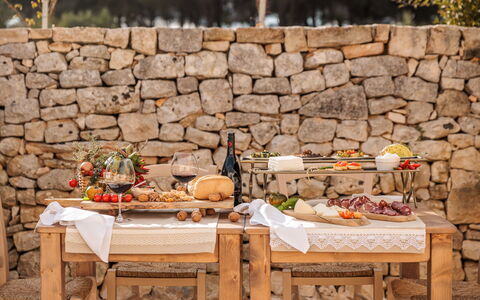 Masseria Le Monache: Meubles, Aliments, Nappe De Table, Mobilier De Jardin, Serveware, Linge, Le Déjeuner, Fruit, Tableau De Plein Air, Pique-Nique