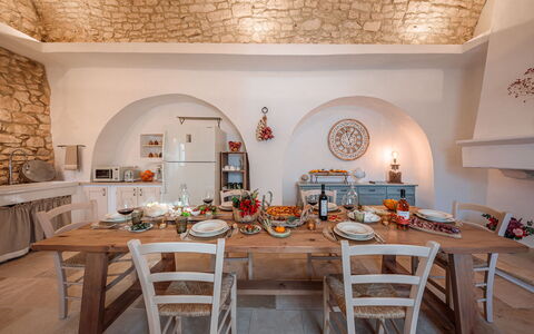 Masseria Le Monache: Meubles, Design Intérieur, Table, Table Cuisine Et Salle A Manger, Domicile, Chaise, Salle À Manger, Plafond, Pièce, Cuisine