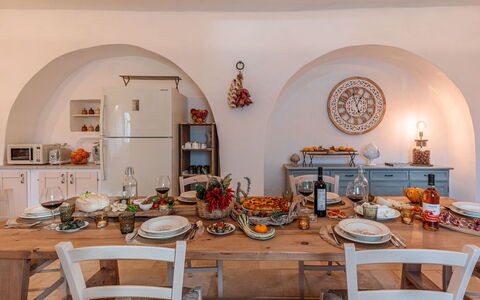 Masseria Le Monache: Meubles, Table, Table Cuisine Et Salle A Manger, Chaise, Vaisselle, Salle À Manger, Domicile, Plante D'Appartement, Serveware, Pot De Fleur