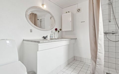 Elsabeth - 50M from the Sea: Sol, Luminaire Plomberie, Design Intérieur, Sol, Salle De Bains, Plomberie, Plafond, Robinet, Évier, Pièce