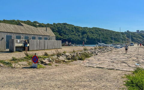 Kate - 300M from the Sea: Maison, Domicile, Toit, Chalet, Biens, Aménagement Paysager, Batiments Jardin, Siding, Ferme