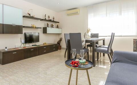 Sirena Ii: Meubles, Design Intérieur, Sol, Sol, Bois, Plafond, Table, Pièce, Salon, Éclairage