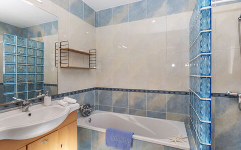 Sirena Ii: Bleu, Salle De Bains, Luminaire Plomberie, Design Intérieur, Sol, Mur, Baignoire, Sol, Robinet, Tuile