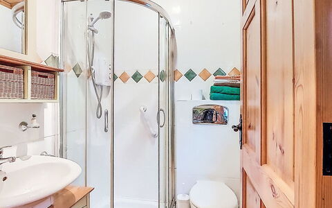 Eagle Nest: Salle De Bains, Luminaire Plomberie, Design Intérieur, Robinet, Plomberie, Sol, Sol, Lavabo, Armoire De Toilette, Pièce