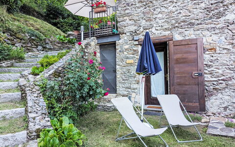 Il Nibbio: Mobilier De Jardin, Pot De Fleur, Chaise, Chalet, Jardin, Dalle, Cour, Plante D'Appartement, Arrière-Cour, Ombre