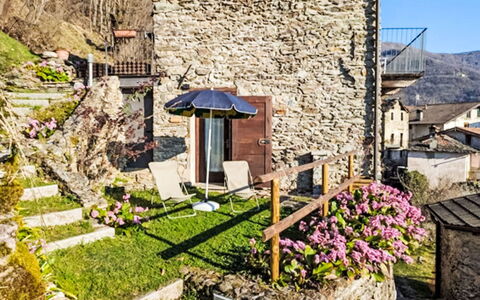 Il Nibbio: Mur, Chalet, Village, Mur De Pierre, Cour, Plante D'Appartement, Pot De Fleur, Balcon, Village De Montagne