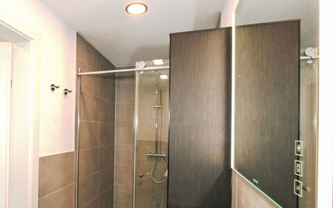 Wibmer: Mur, Luminaire Plomberie, Sol, Salle De Bains, Sol, Design Intérieur, Plomberie, Plafond, Douche, Tuile