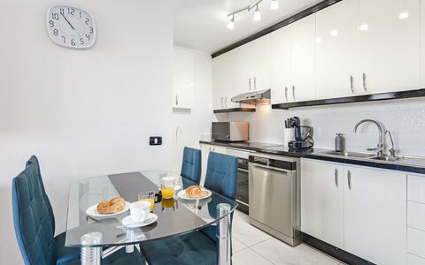 Atlantic View: Meubles, Design Intérieur, Sol, Sol, Pièce, Comptoir, Plafond, Cuisine, Cabinetry, Domicile