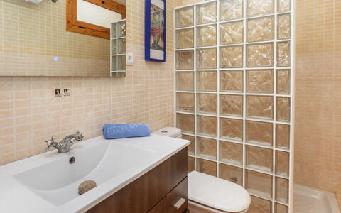 Brat Salions: Sol, Design Intérieur, Mur, Salle De Bains, Sol, Luminaire Plomberie, Pièce, Plomberie, Armoire De Toilette, Tuile
