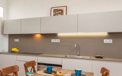 Brat Salions: Cuisine, Design Intérieur, Comptoir, Meubles, Cabinetry, Sol, Bois, Appareil De Cuisine, Plafond, Éclairage