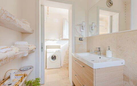 Trullo Della Quercia: Sol, Salle De Bains, Design Intérieur, Luminaire Plomberie, Sol, Armoire De Toilette, Lavabo, Évier, Robinet, Plafond