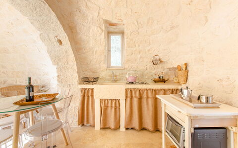 Trullo Della Quercia: Design Intérieur, Meubles, Plafond, Pièce, Chaise, Luminaire, Plâtre, Linge, Plante D'Appartement, Parquet