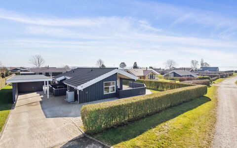 Annegret - 200M from the Sea: Biens, Ombre, Allée, Ferme