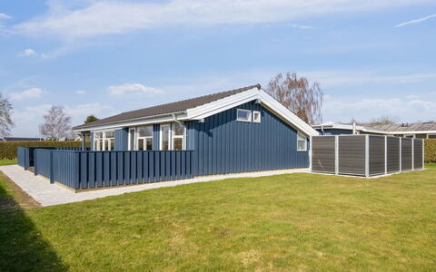 Annegret - 200M from the Sea: Biens, Ombre, Allée, Ferme