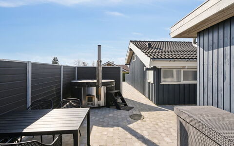 Annegret - 200M from the Sea: Biens, Ombre, Allée, Ferme