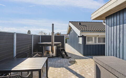 Annegret - 200M from the Sea: Biens, Ombre, Allée, Ferme