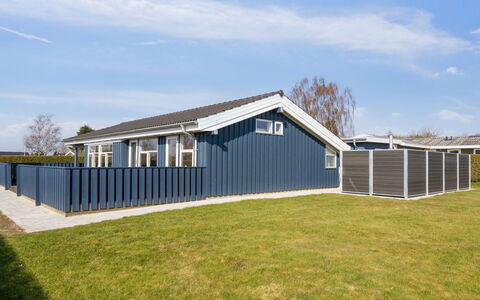 Annegret - 200M from the Sea: Biens, Ombre, Allée, Ferme