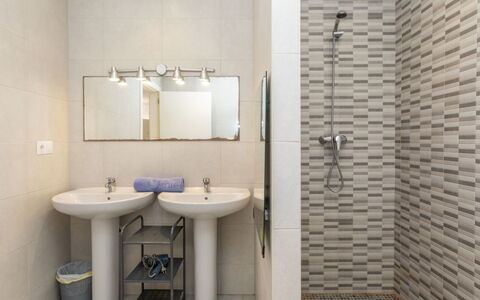 Sirena Iii: Salle De Bains, Lavabo, Sol, Design Intérieur, Luminaire Plomberie, Mur, Sol, Évier, Miroir, Toilette
