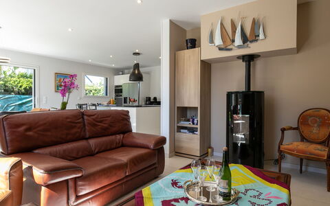 Keryanne: Meubles, Design Intérieur, Sol, Canapé, Sol, Mur, Pièce, Salon, Bois, Télévision
