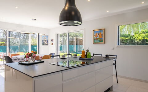 Keryanne: Cuisine, Comptoir, Meubles, Appareil De Cuisine, Design Intérieur, Sol, Cabinetry, Principaux Appliance, Domicile, Plafond