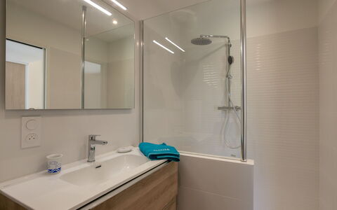 Keryanne: Sol, Sol, Design Intérieur, Salle De Bains, Luminaire Plomberie, Armoire De Toilette, Miroir, Plomberie, Lavabo, Robinet