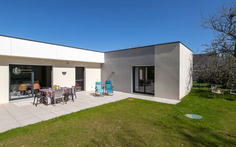 Keryanne: Façade, Zone Résidentielle, Domicile, Maison, Porte, Biens, Béton, Ombre, Jardin, Aménagement Paysager