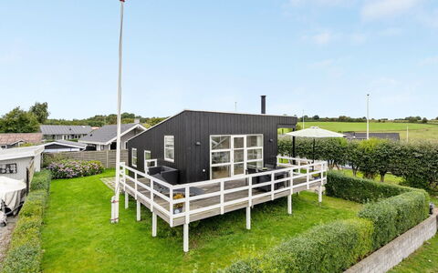Maleen - 100M from the Sea: Toit, Maison, Domicile, Chalet, Porte, Siding, Plate-Forme, Porche, Planche, Dur